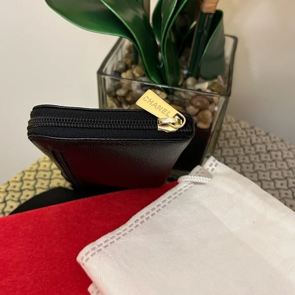 CHANEL AUTHENTIC PRE-LOVED and PRE-OWNED WALLET - Picture 10 of 11